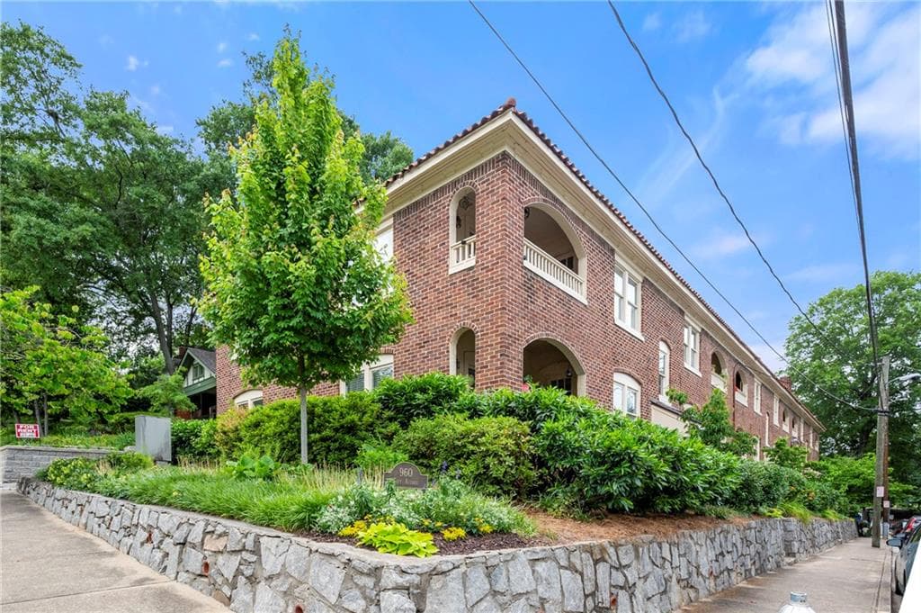 2 bedroom, 1 bathroom, 900 sq ft condominium sold at 960 Taft Avenue 9, Atlanta, GA 30309