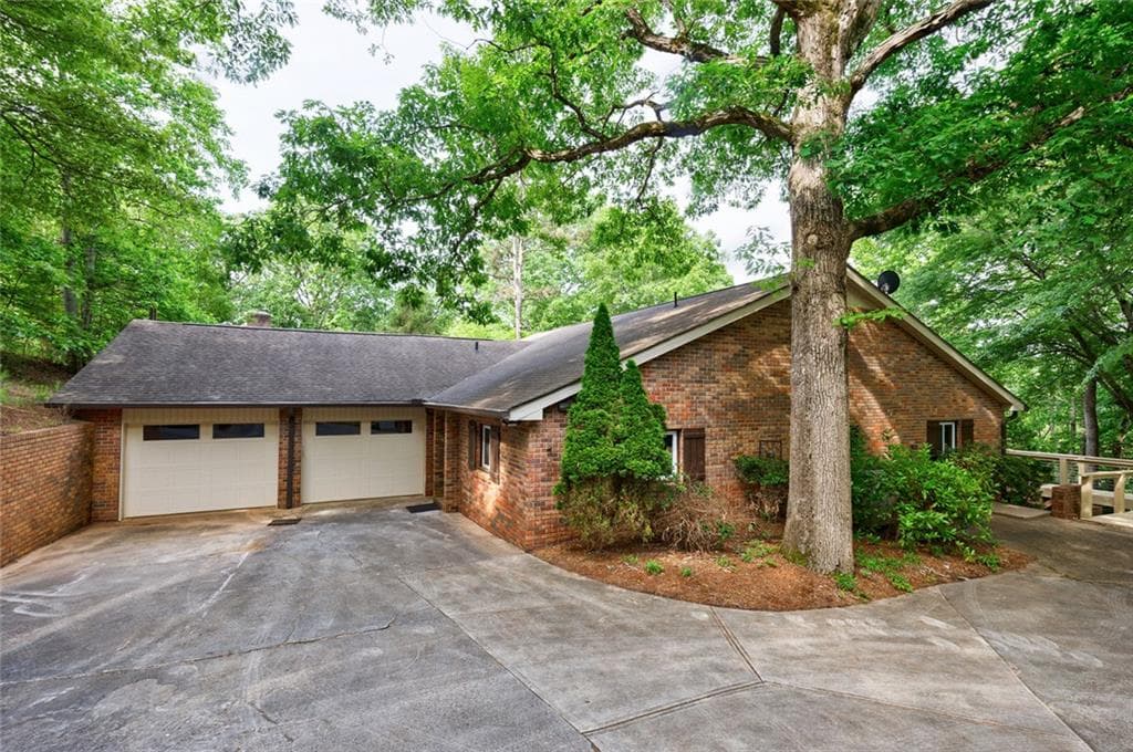 3 bedroom, 3 bathroom single family residence sold at 5624 Kegs Circle, Oakwood, GA 30566