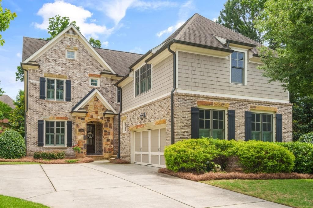 5 bedroom, 5 bathroom, 3,906 sq ft single family residence sold at 2700 Vinings Orchard Circle, Atlanta, GA 30339