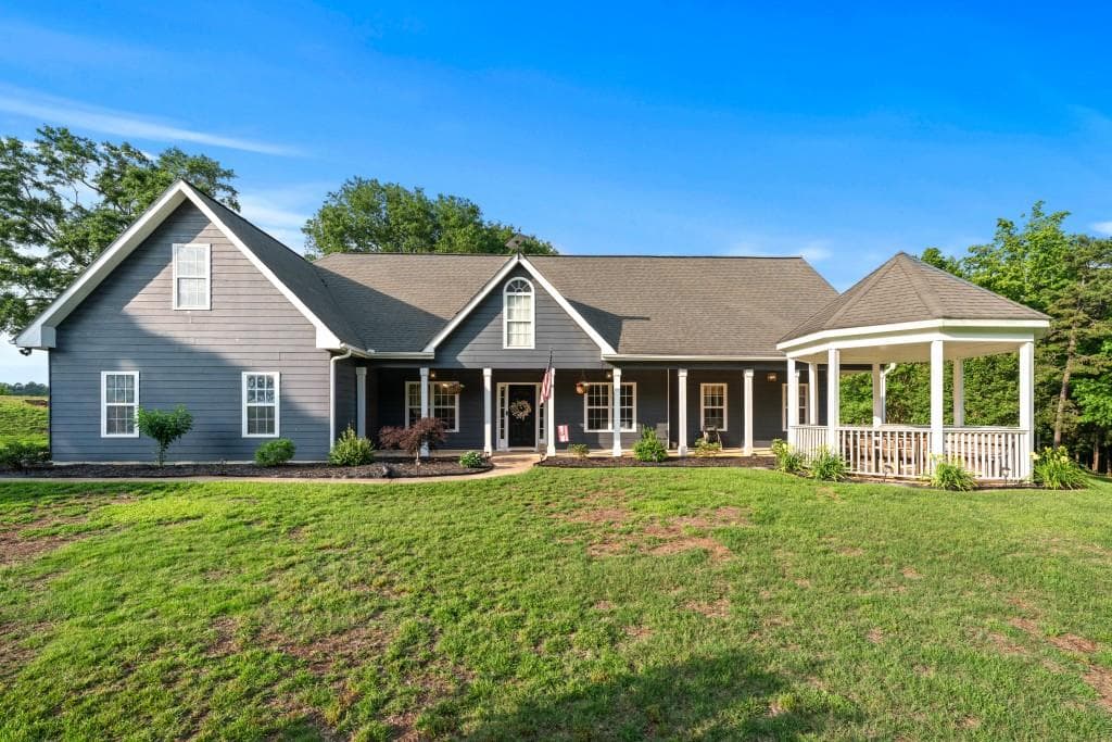 3 bedroom, 2 bathroom single family residence sold at 300 Olde Wick Trail, Hoschton, GA 30548