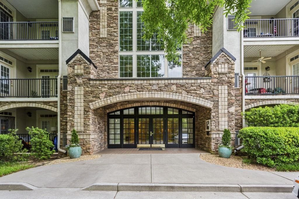 2 bedroom, 2 bathroom, 1,516 sq ft condominium sold at 3047 Lenox Road 2105, Atlanta, GA 30324
