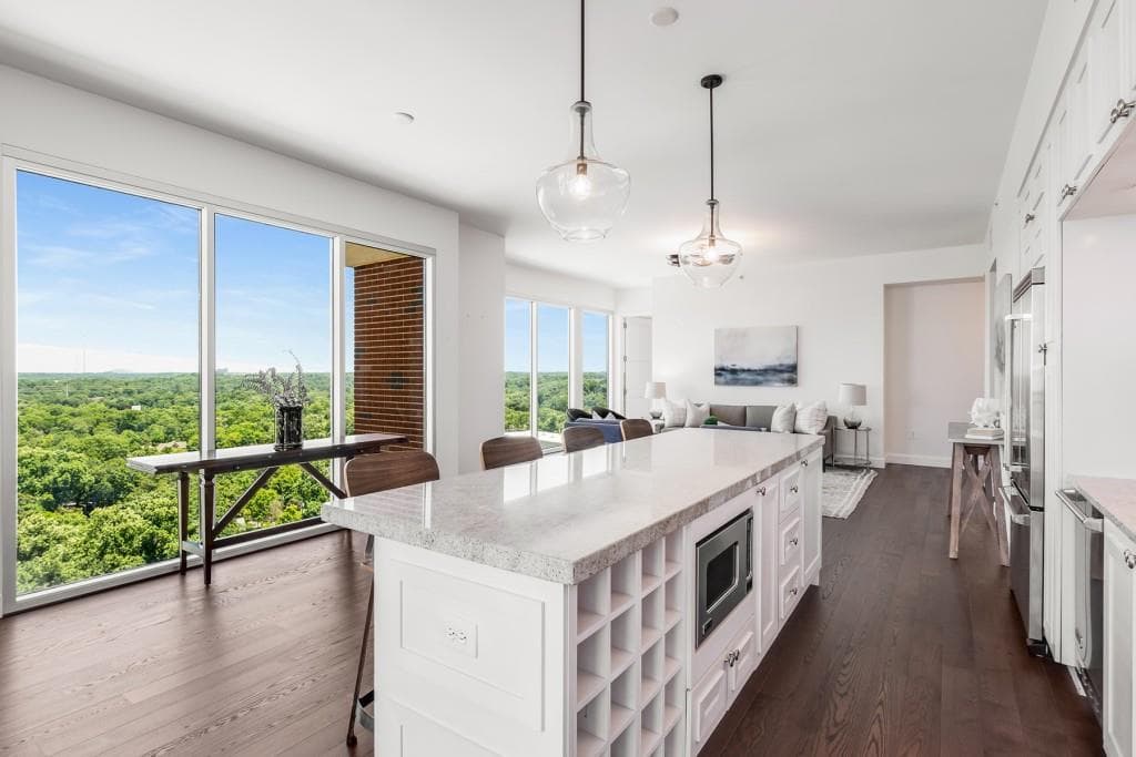 3 bedroom, 3 bathroom, 1,700 sq ft condominium sold at 1820 Peachtree Street 1607, Atlanta, GA 30309