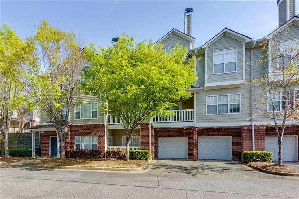 2 bedroom, 2 bathroom, 1,194 sq ft condominium sold at 8020 Woodland Lane, Alpharetta, GA 30009