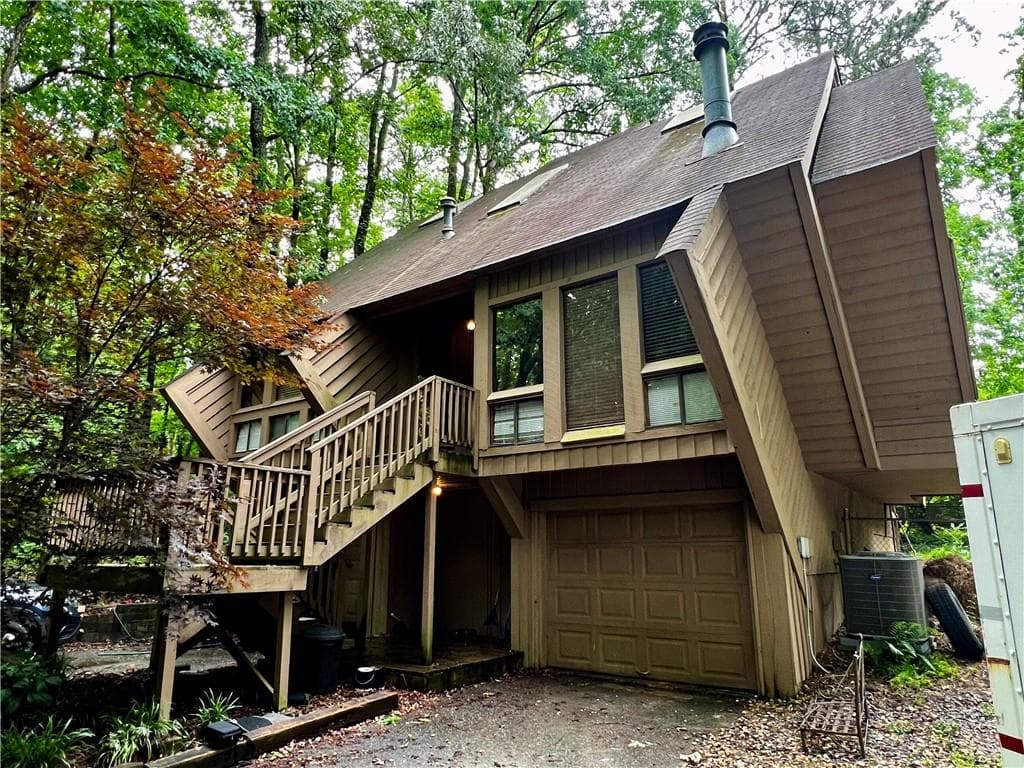 3 bedroom, 2 bathroom, 1,890 sq ft single family residence sold at 2965 Pond View Court, Marietta, GA 30062