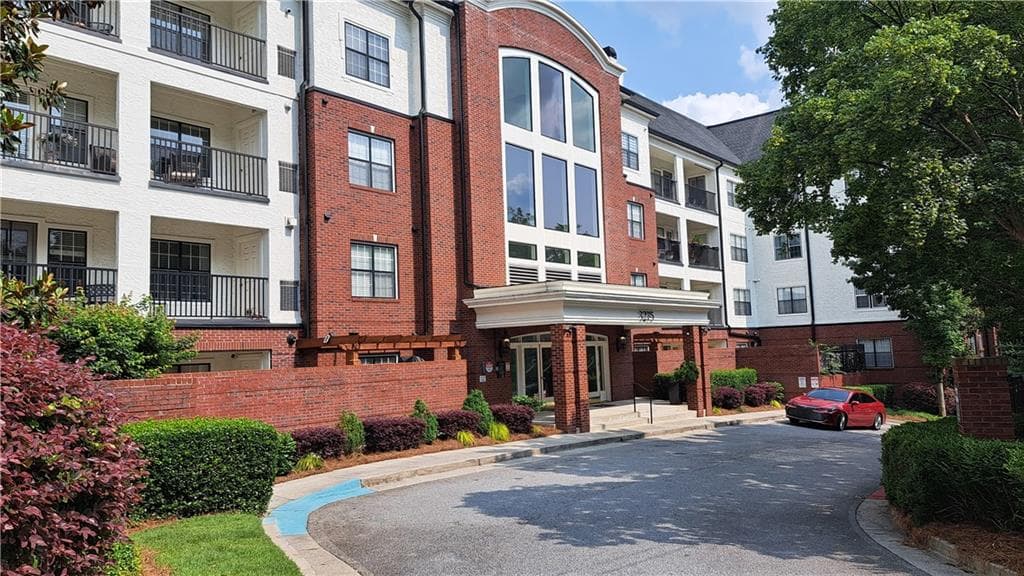 2 bedroom, 2 bathroom, 1,141 sq ft condominium sold at 3275 Lenox Road 110, Atlanta, GA 30324