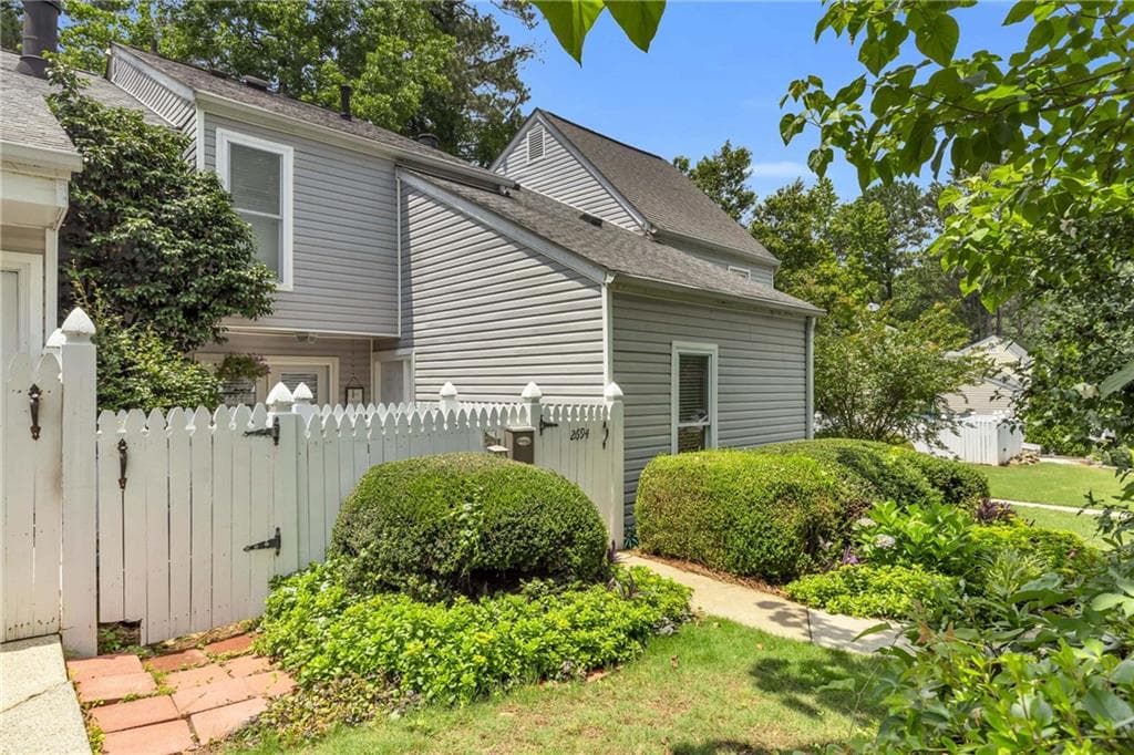 3 bedroom, 2 bathroom, 1,391 sq ft condominium sold at 2694 Greentree Drive, Marietta, GA 30067