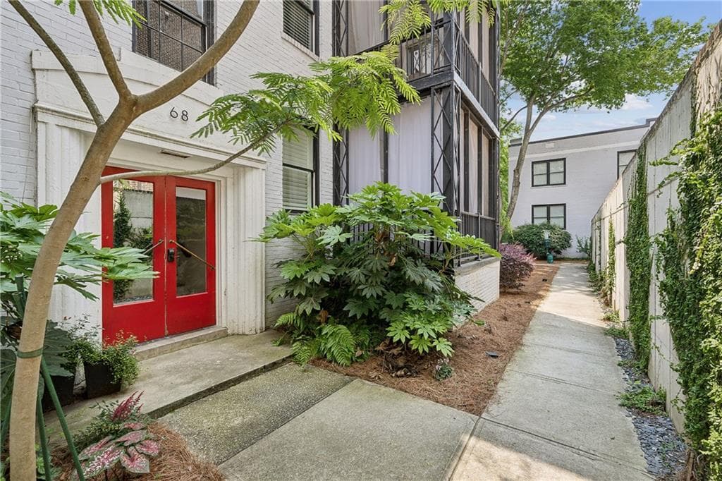 2 bedroom, 2 bathroom, 1,357 sq ft condominium sold at 68 Peachtree Memorial Drive 68-1, Atlanta, GA 30309