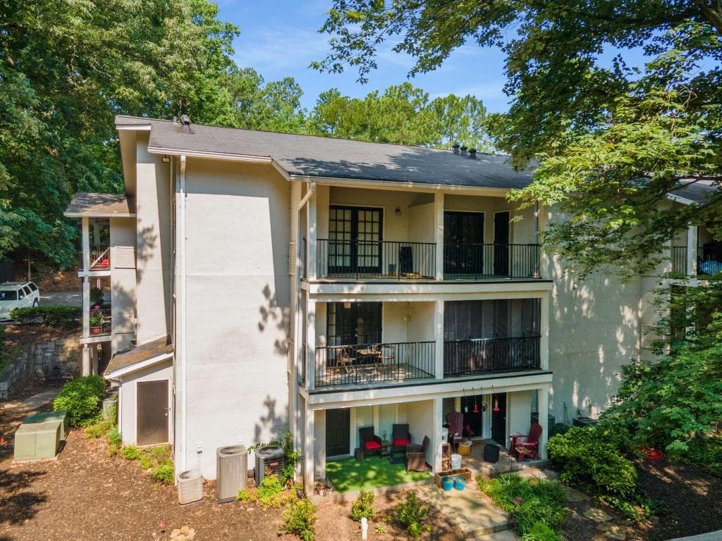 1 bedroom, 1 bathroom, 794 sq ft condominium sold at 1150 Collier Road L14, Atlanta, GA 30318