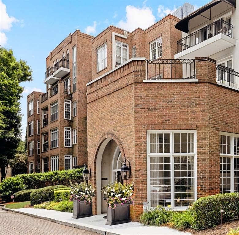 2 bedroom, 2 bathroom, 1,210 sq ft condominium sold at 175 15th Street 410, Atlanta, GA 30309