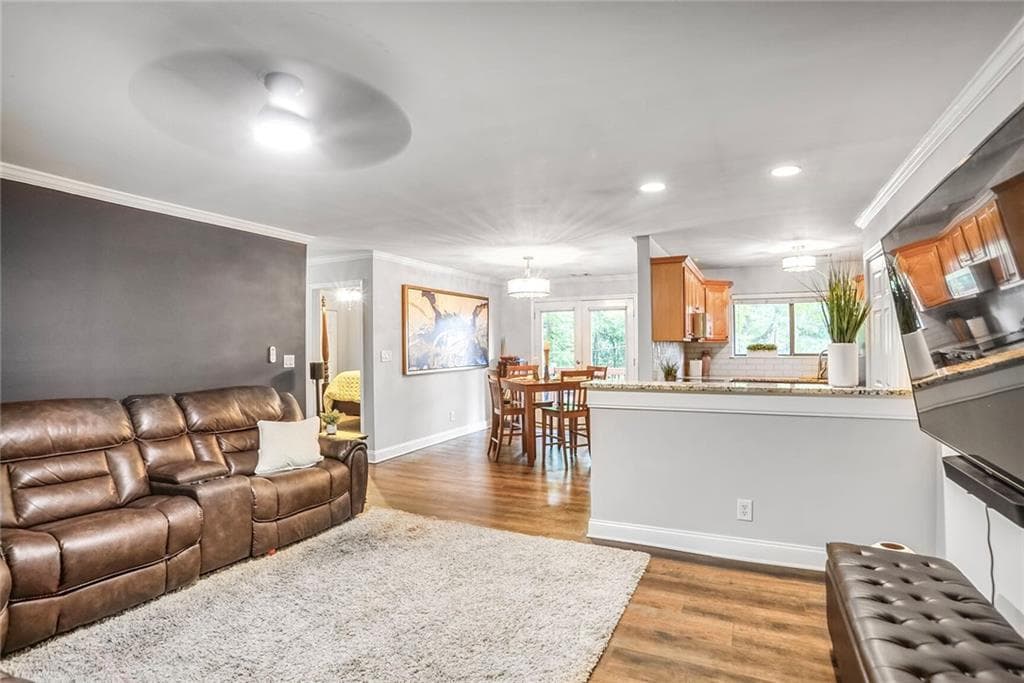 3 bedroom, 2 bathroom, 1,310 sq ft condominium sold at 4266 Roswell Road L3, Atlanta, GA 30342