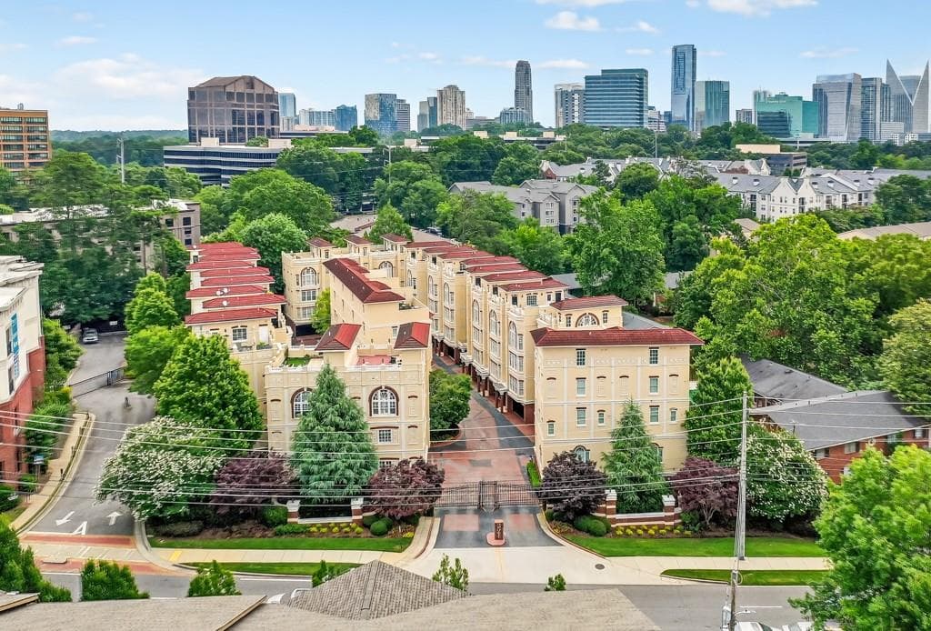 3 bedroom, 3 bathroom, 1,910 sq ft townhouse sold at 3541 Roswell Road 21, Atlanta, GA 30305