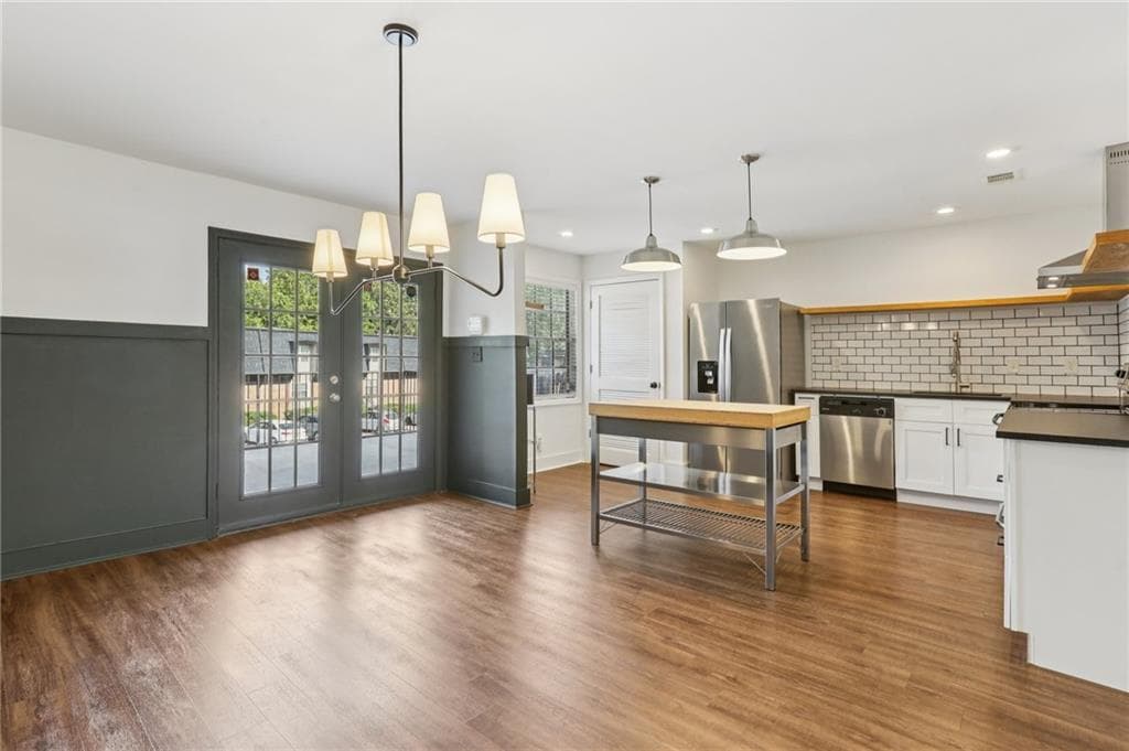 2 bedroom, 2 bathroom, 1,408 sq ft condominium sold at 355 Winding River Drive B, Atlanta, GA 30350