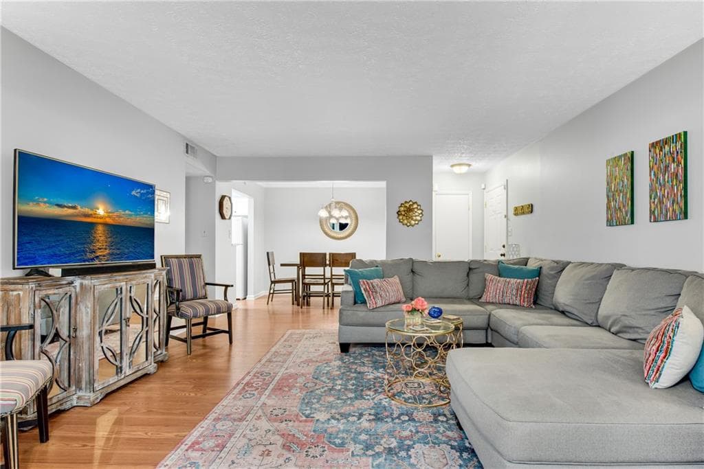 2 bedroom, 1 bathroom, 1,051 sq ft condominium sold at 5145 Roswell Road 3, Atlanta, GA 30342