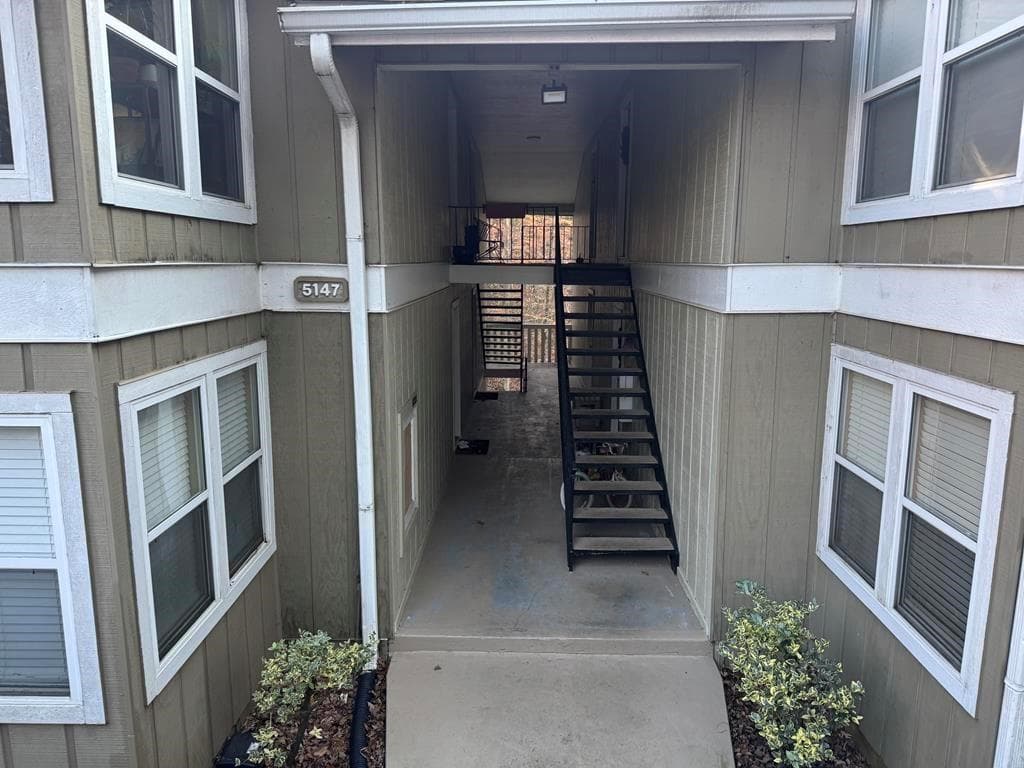 2 bedroom, 1 bathroom, 1,051 sq ft condominium sold at 5147 Roswell Road 9, Atlanta, GA 30342