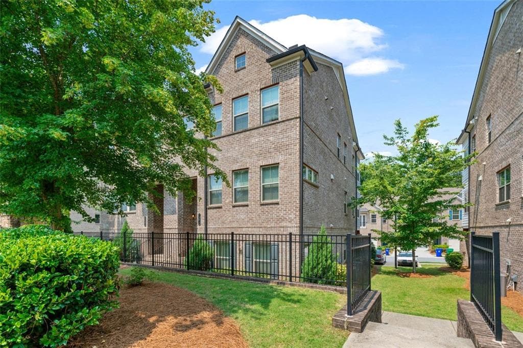 3 bedroom, 4 bathroom, 2,136 sq ft townhouse sold at 1463 EDGEBROOK Court 14, Atlanta, GA 30329