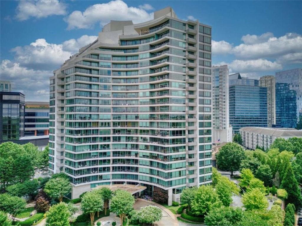 3 bedroom, 3 bathroom, 2,495 sq ft condominium sold at 700 Park Regency Place 805, Atlanta, GA 30326