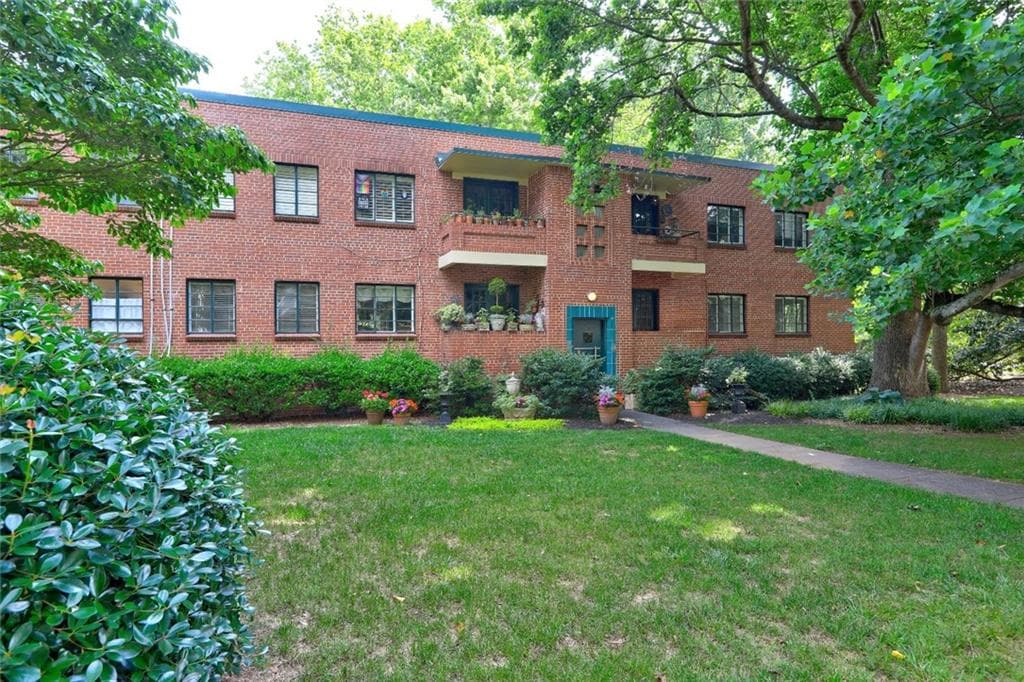 2 bedroom, 1 bathroom, 948 sq ft condominium sold at 1400 Chalmette Drive 2, Atlanta, GA 30306