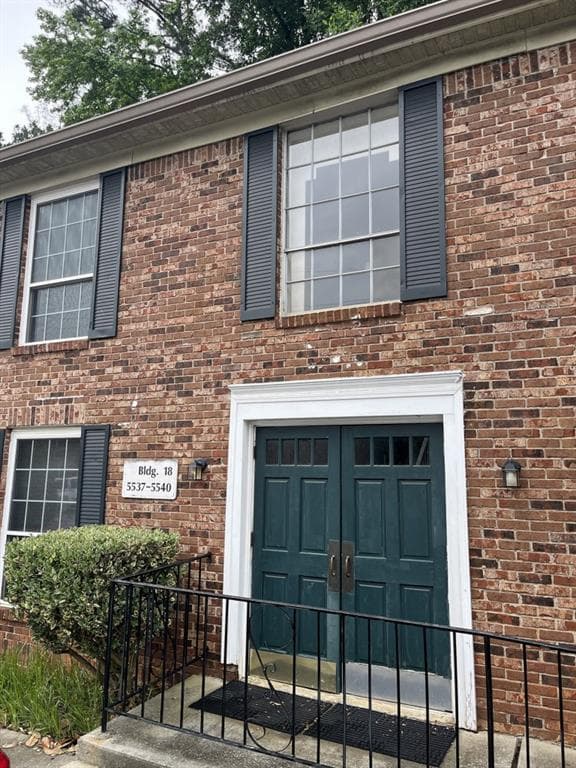 3 bedroom, 2 bathroom, 1,284 sq ft condominium sold at 5540 Kingsport Drive 18, Atlanta, GA 30342