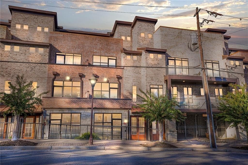 3 bedroom, 4 bathroom, 1,965 sq ft townhouse sold at 1199 Huff Road 112, Atlanta, GA 30318