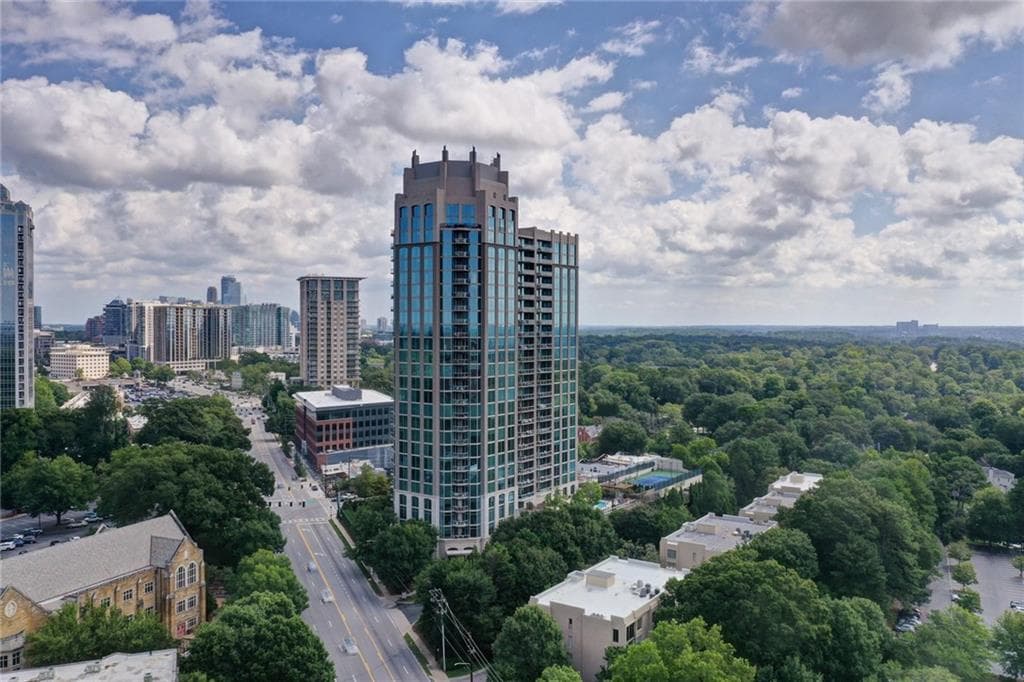 2 bedroom, 2 bathroom, 1,389 sq ft condominium sold at 2795 Peachtree Road 703, Atlanta, GA 30305