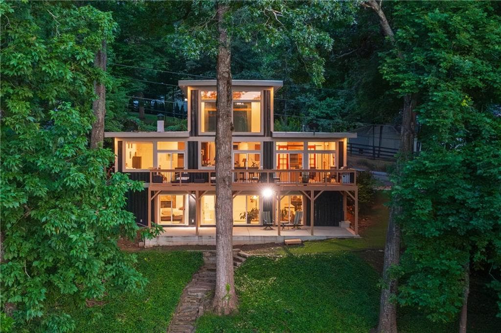 3 bedroom, 3 bathroom, 2,786 sq ft single family residence sold at 132 Lakeshore Drive, Roswell, GA 30075