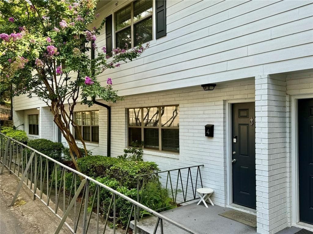 2 bedroom, 2 bathroom, 1,064 sq ft condominium sold at 1683 Briarcliff Road 4, Atlanta, GA 30306