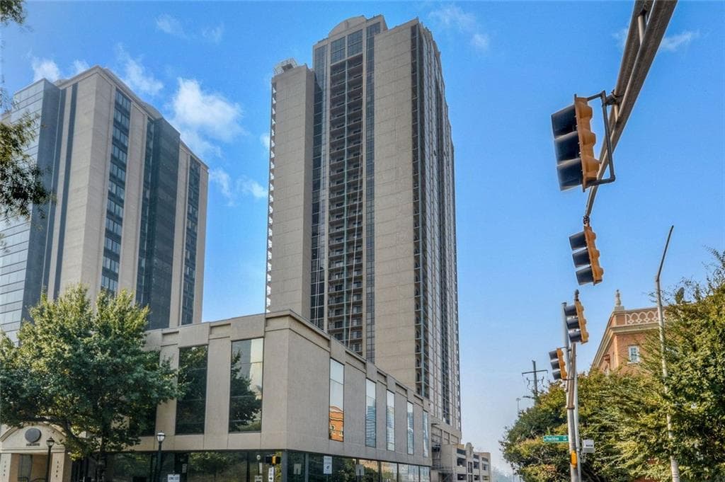 1 bedroom, 1 bathroom, 813 sq ft condominium sold at 1280 W Peachtree Street 808, Atlanta, GA 30309
