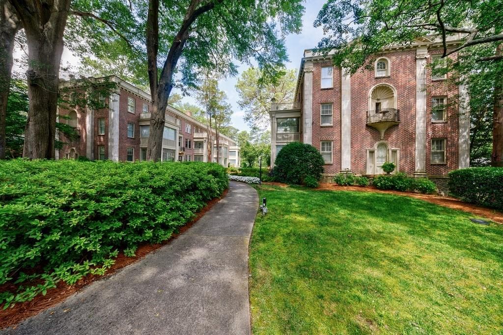 2 bedroom, 2 bathroom, 1,325 sq ft condominium sold at 2260 Peachtree Road B4, Atlanta, GA 30309