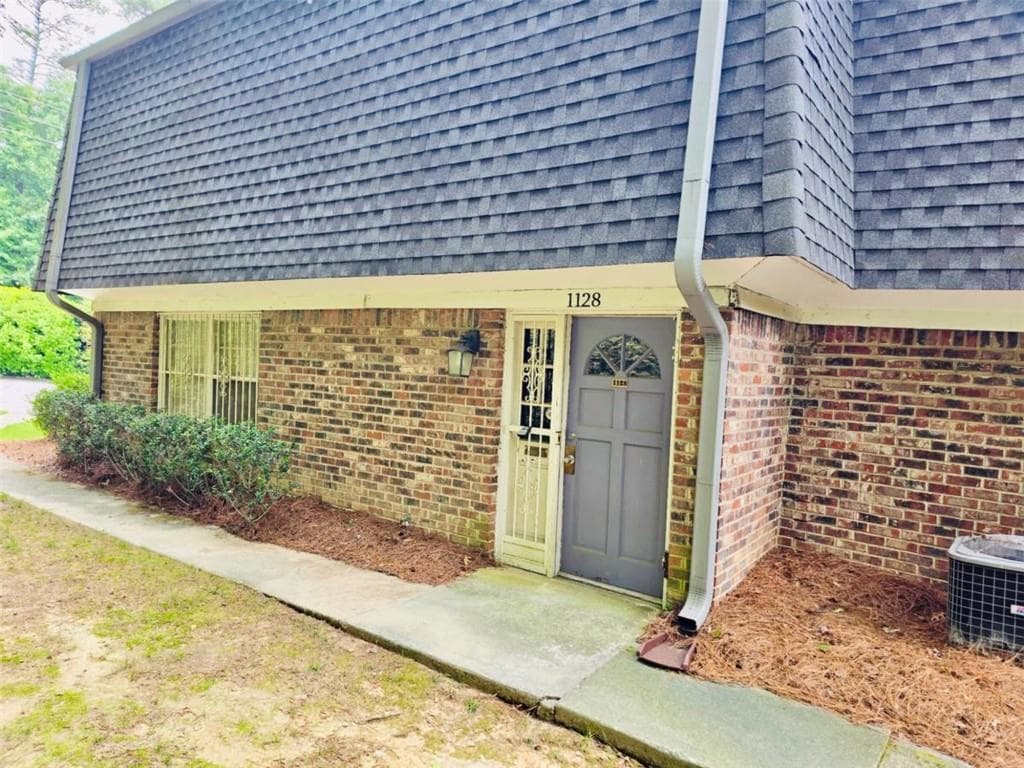 3 bedroom, 3 bathroom, 1,700 sq ft condominium sold at 1128 Hampton Way, Atlanta, GA 30324