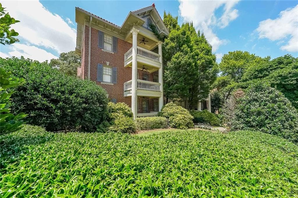 1 bedroom, 1 bathroom, 1,006 sq ft condominium sold at 2 Collier Road 5, Atlanta, GA 30309