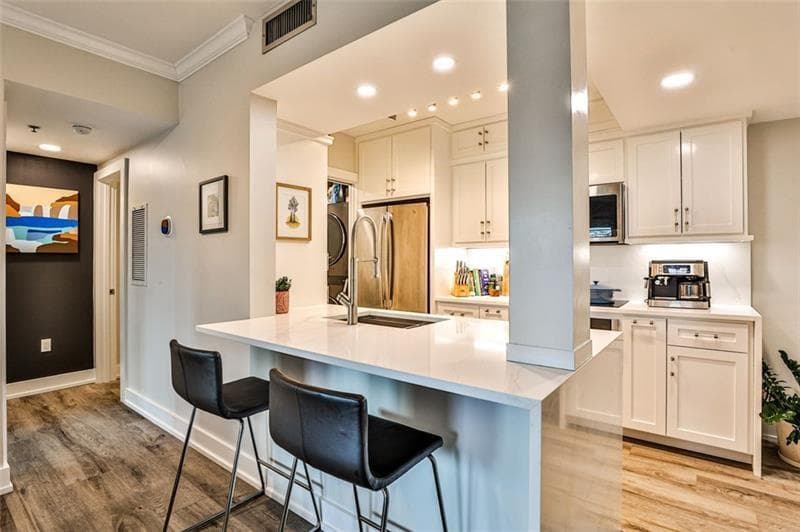 1 bedroom, 1 bathroom, 750 sq ft condominium sold at 1 Biscayne Drive NW 706, Atlanta, GA 30309