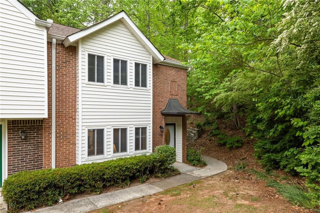 2 bedroom, 3 bathroom, 1,474 sq ft condominium sold at 7098 Stonington Drive, Atlanta, GA 30328
