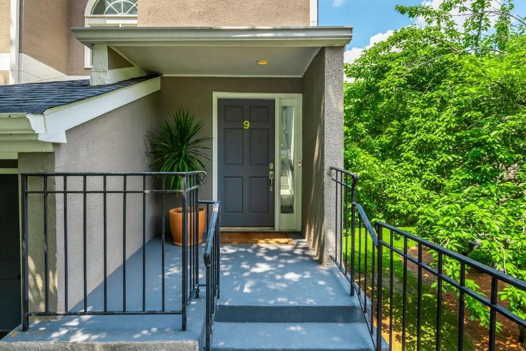 2 bedroom, 2 bathroom, 1,450 sq ft condominium sold at 9 Saint Claire Lane, Atlanta, GA 30324