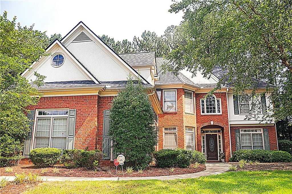 4 bedroom, 4 bathroom, 2,754 sq ft single family residence sold at 555 Stoneglen, Atlanta, GA 30331