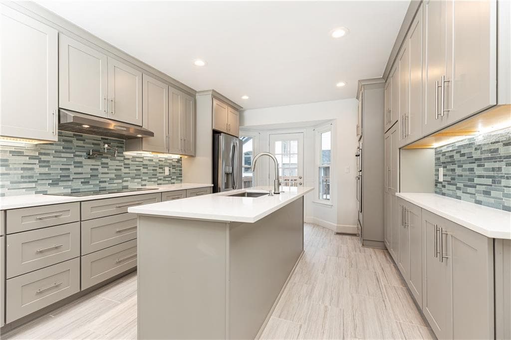 3 bedroom, 4 bathroom, 3,016 sq ft townhouse sold at 911 Lenox Hill Court, Atlanta, GA 30324