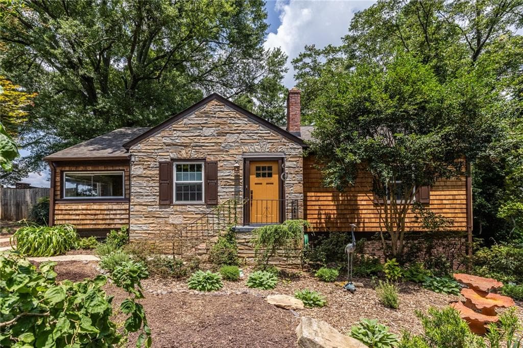 3 bedroom, 1 bathroom, 971 sq ft single family residence sold at 465 Erin Avenue, Atlanta, GA 30310