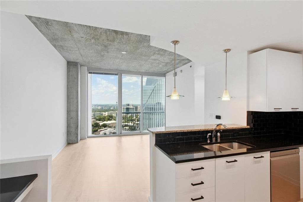 1 bedroom, 1 bathroom, 706 sq ft condominium sold at 3324 Peachtree Road 2904, Atlanta, GA 30326