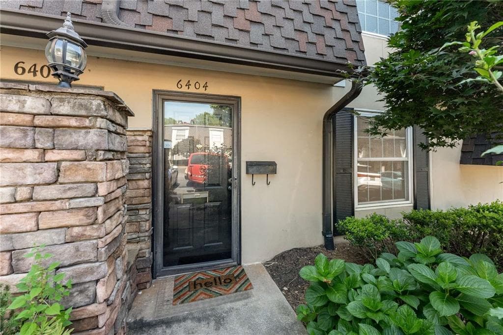 2 bedroom, 2 bathroom, 1,194 sq ft townhouse sold at 6404 Park Avenue D4, Atlanta, GA 30342