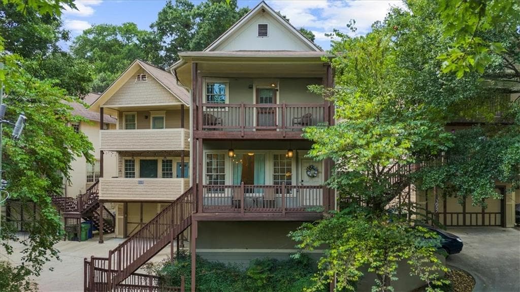 3 bedroom, 3 bathroom, 2,400 sq ft townhouse sold at 1071 Davis Circle R, Atlanta, GA 30318