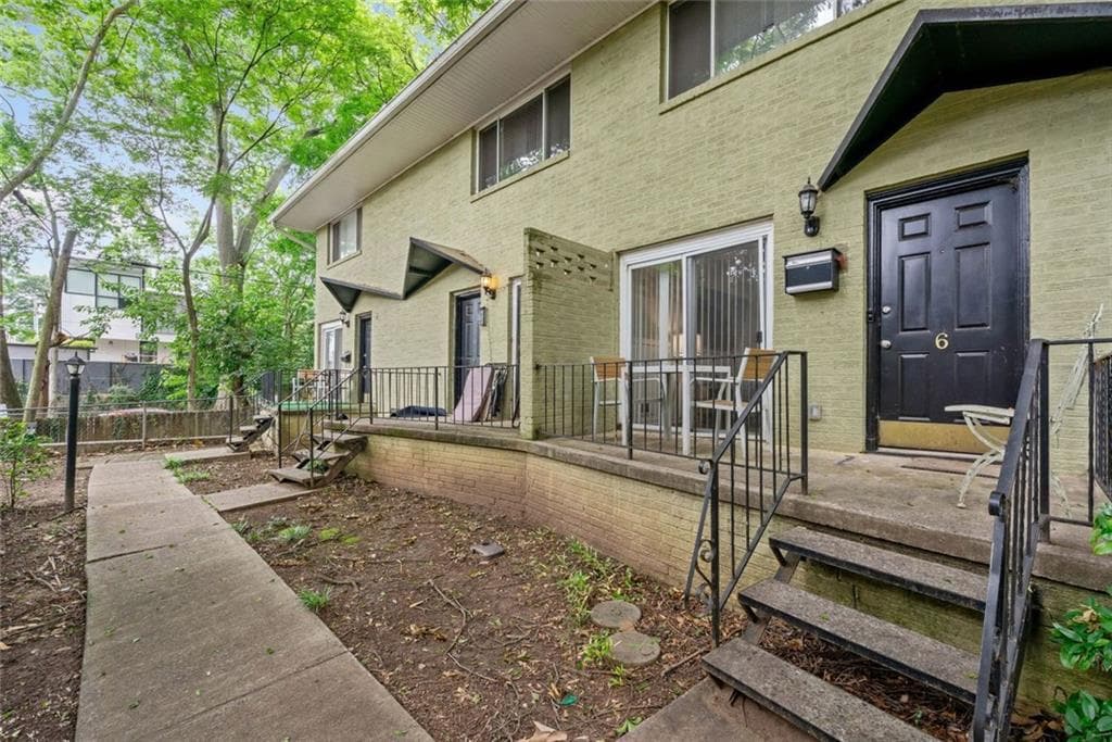 2 bedroom, 1 bathroom, 864 sq ft condominium sold at 411 10th Street 6, Atlanta, GA 30309