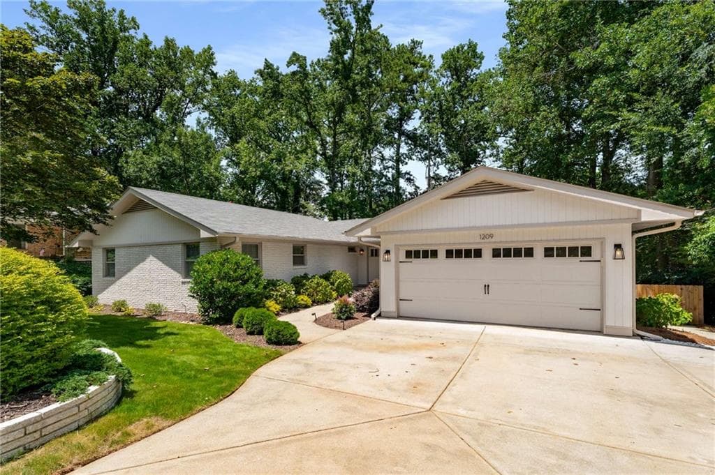 3 bedroom, 2 bathroom, 1,650 sq ft single family residence sold at 1209 Pinehurst Circle, Smyrna, GA 30080