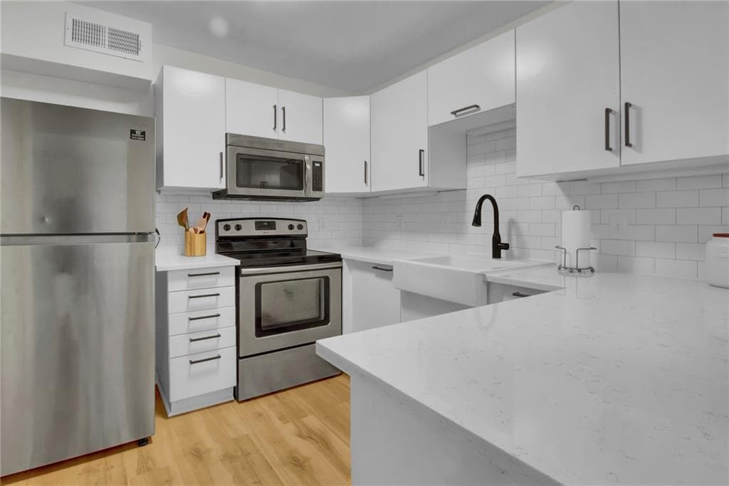 2 bedroom, 2 bathroom, 1,100 sq ft condominium sold at 12 Vista Square, Atlanta, GA 30327