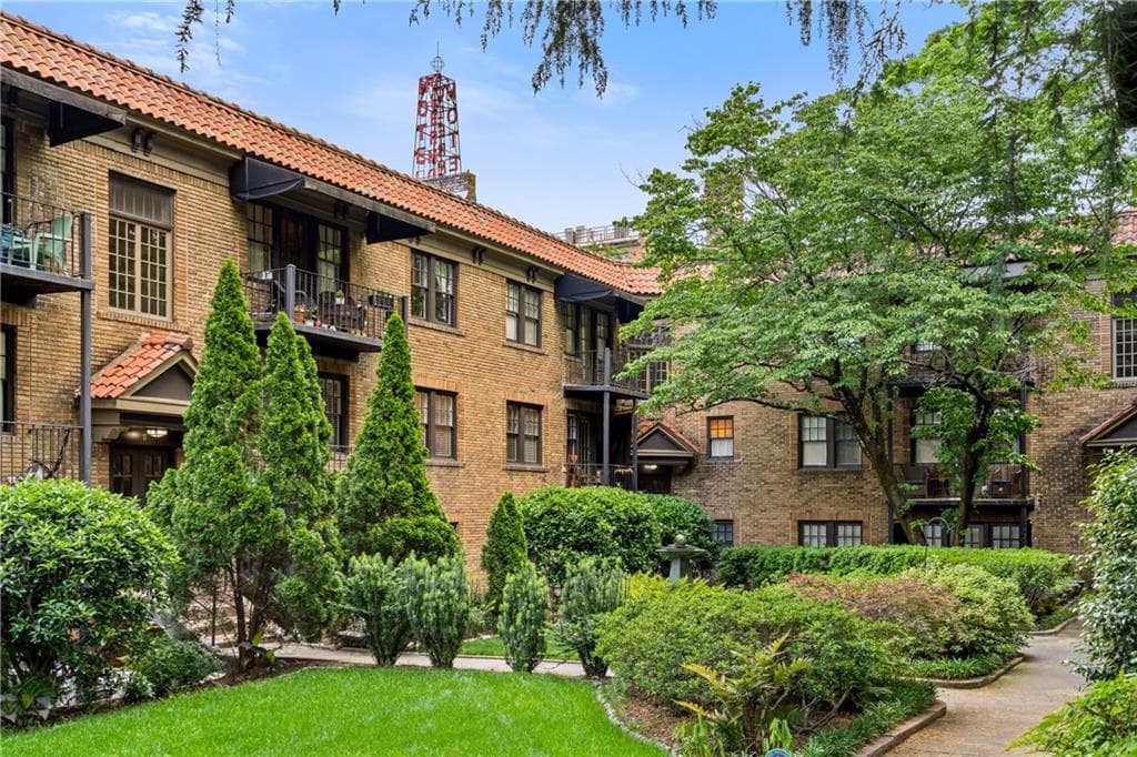 2 bedroom, 1 bathroom, 637 sq ft condominium sold at 677 Somerset Terrace C6, Atlanta, GA 30306