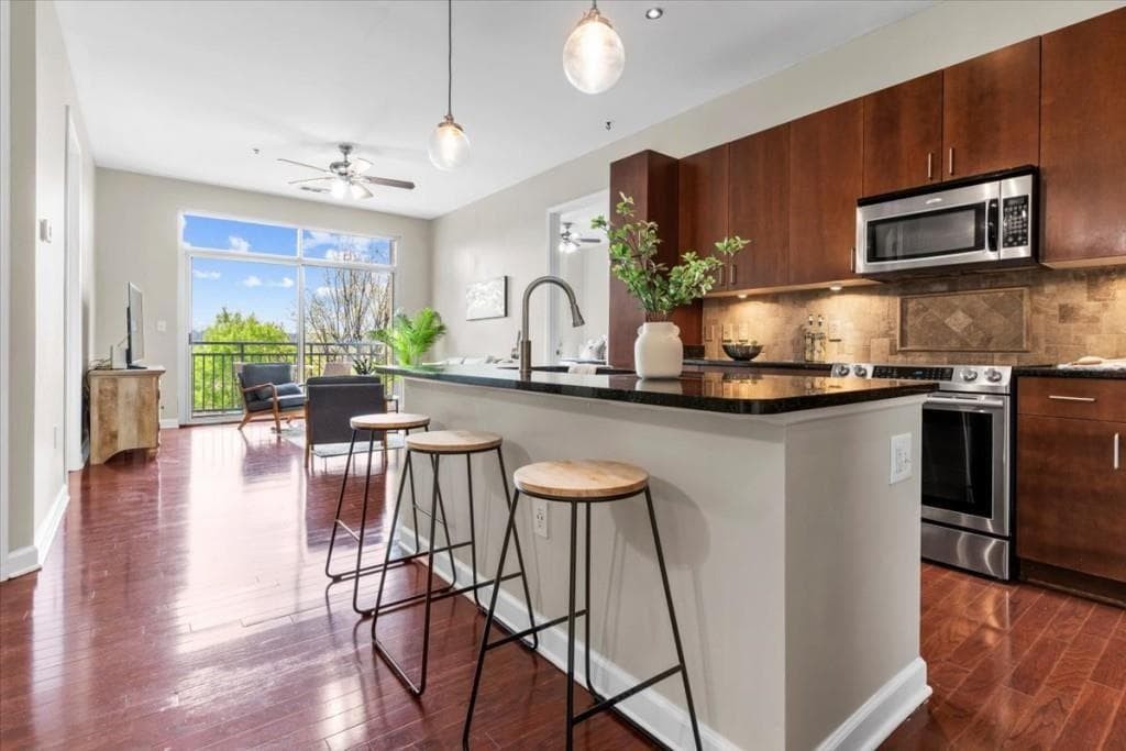 2 bedroom, 2 bathroom, 1,028 sq ft condominium sold at 711 Cosmopolitan Drive 347, Atlanta, GA 30324