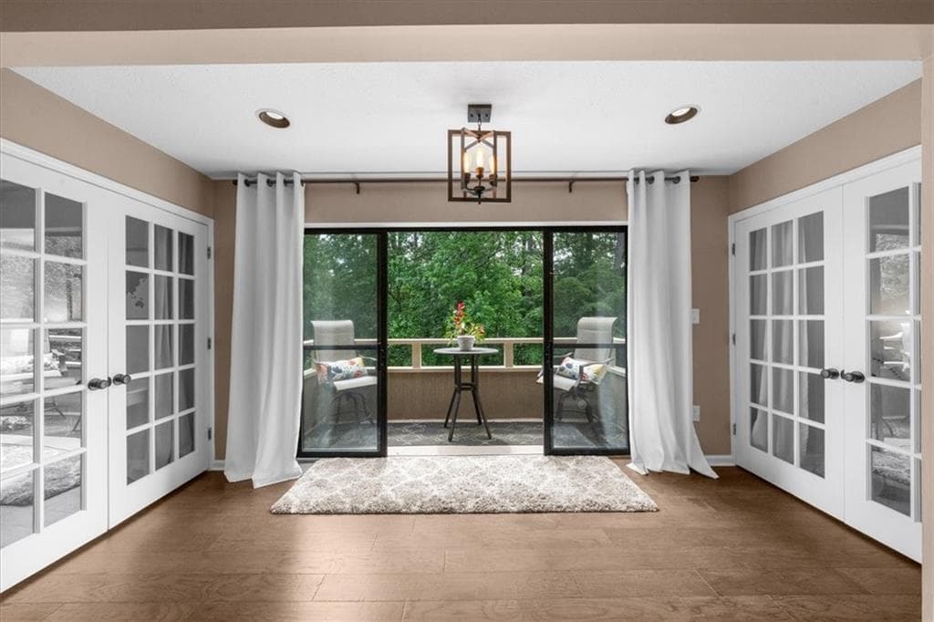 2 bedroom, 2 bathroom, 1,318 sq ft condominium sold at 25305 Plantation Drive, Atlanta, GA 30324