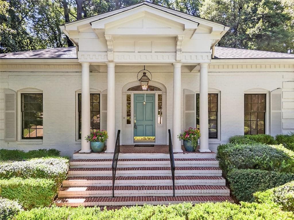 5 bedroom, 4 bathroom, 4,900 sq ft single family residence sold at 924 Peachtree Battle Avenue, Atlanta, GA 30327