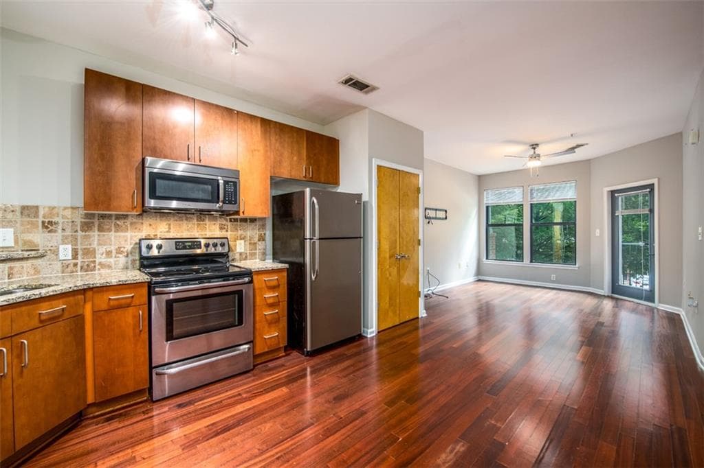 1 bedroom, 1 bathroom, 696 sq ft condominium sold at 898 Oak Street 3324, Atlanta, GA 30310