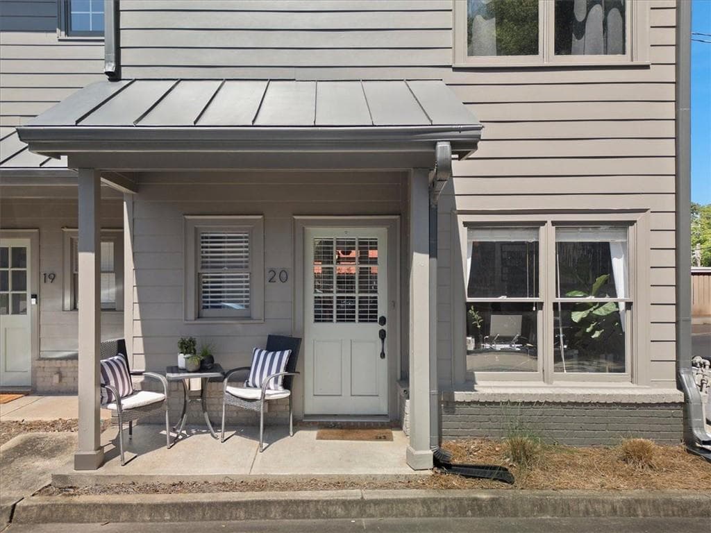 2 bedroom, 3 bathroom, 1,206 sq ft condominium sold at 1516 Howell Mill Road 20, Atlanta, GA 30318