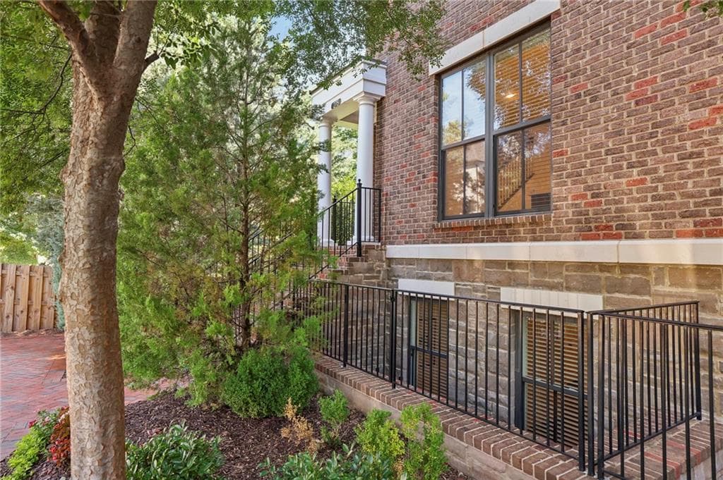 3 bedroom, 4 bathroom, 2,535 sq ft townhouse sold at 275 Cricket Lane, Alpharetta, GA 30009