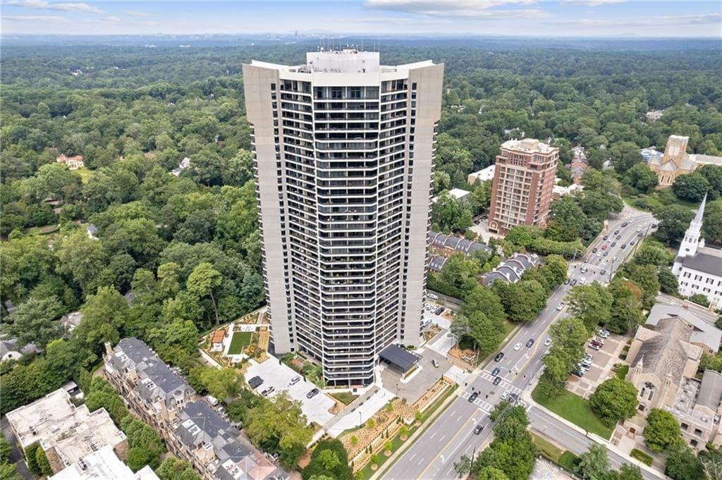 2 bedroom, 2 bathroom, 2,403 sq ft condominium sold at 2660 Peachtree Road 30G, Atlanta, GA 30305